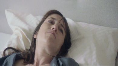 Молоденькая няшка сосёт торчащий сосок зрелой женщины