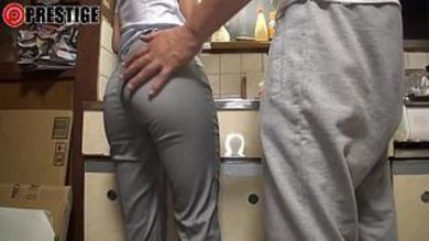 Инцест папы с худенькой дочкой с анилингусом в позе 69 и еблей до стонов