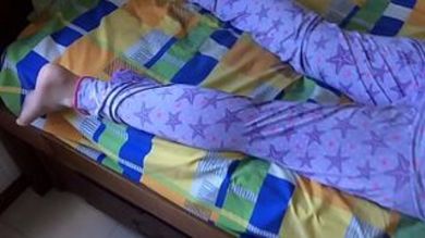 Отец помял большие дойки спящей дочки и присунул ей до камшота на попу