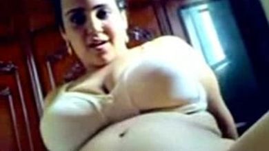 Толстая сирийская женщина сосёт хуй любовника на камеру и ебётся с ним