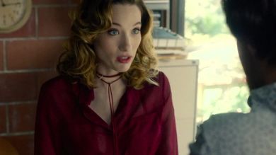 Похотливая соседка пытается соблазнить бородатого мужика кольцами для члена