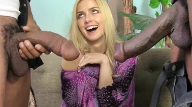 Три негра огромными писюнами отимели блондинку в маленький ротик и узкую манду