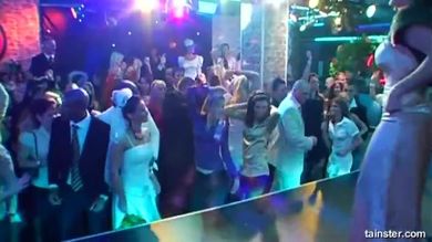Невеста сделала королевский минет жениху в зале ночного клуба
