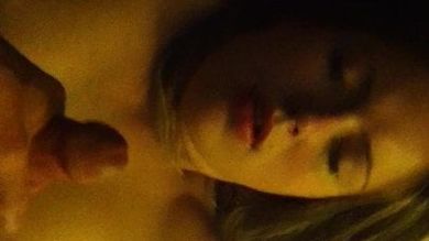 Дядя дал няшной племяннице на рот и сдрочил сперму ей на лицо